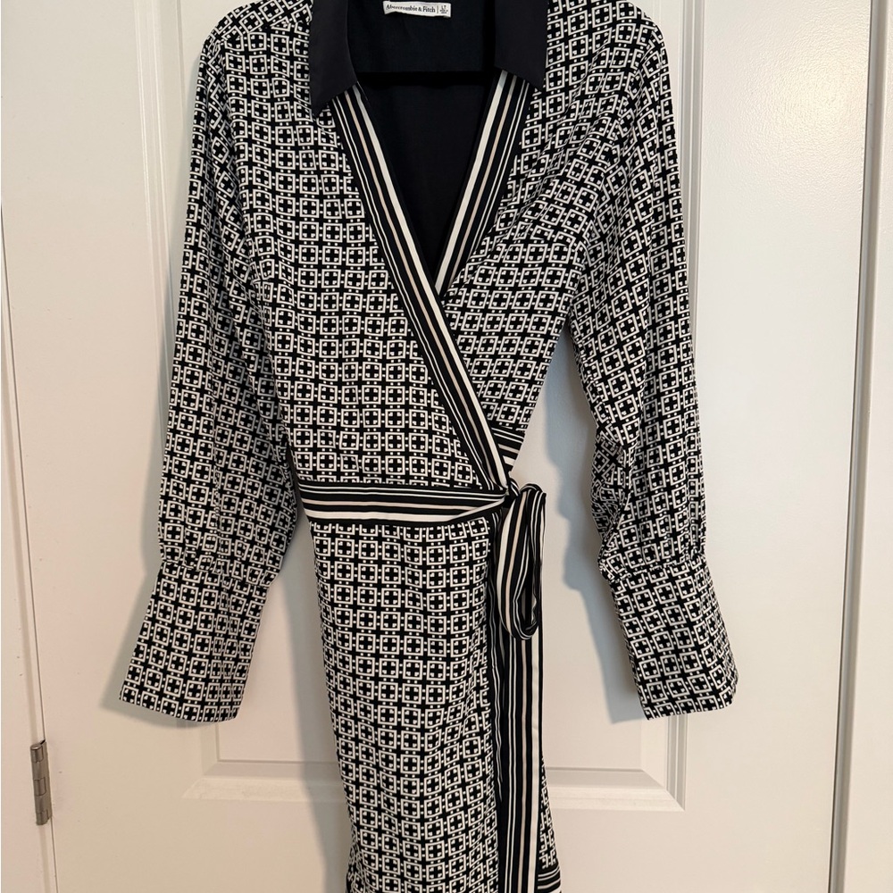 Abercrombie & Fitch Black and White Geometric Wrap Dress - LT